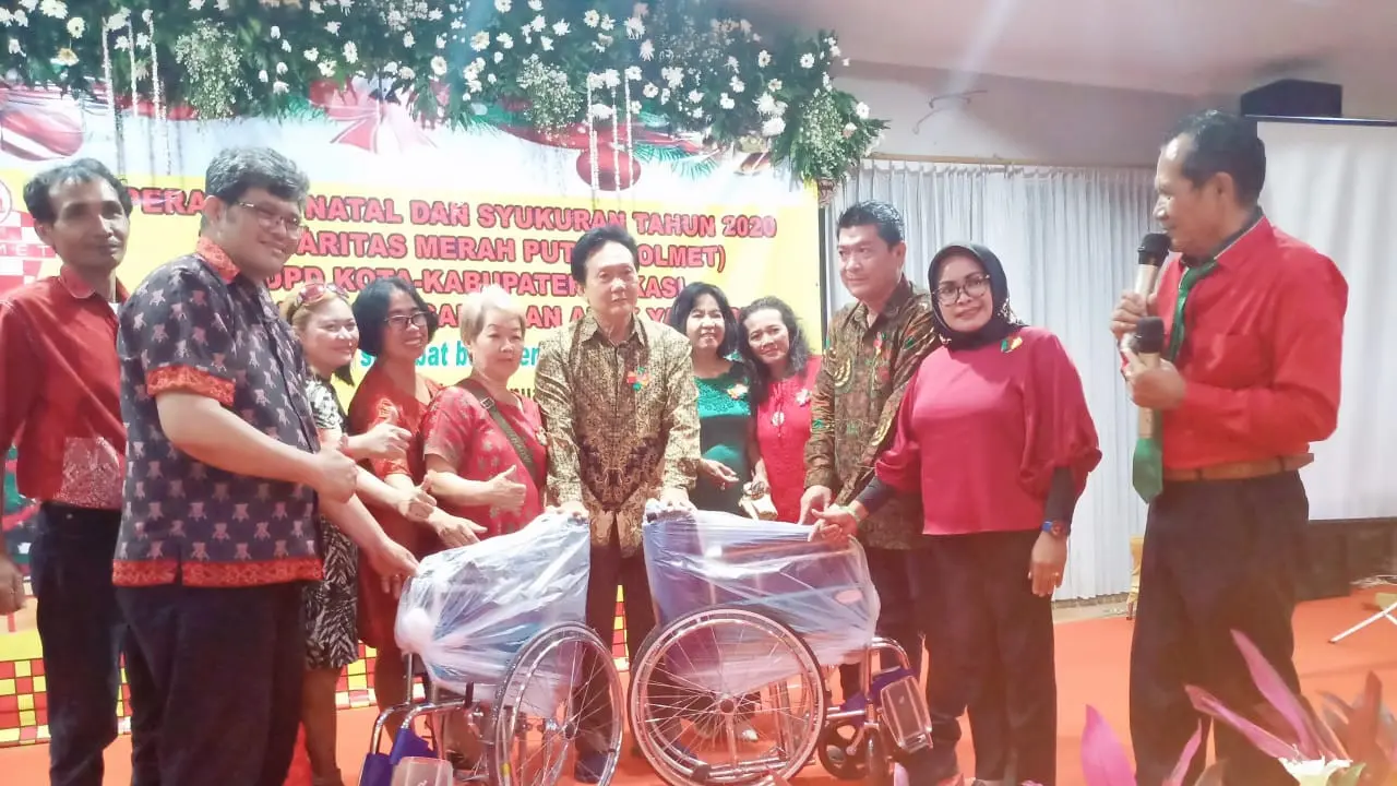 Relawan Solmet merayakan Natal dengan membagi kursi roda gratis