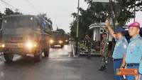 Pasukan TNI AL Bantu Korban Erupsi Kelud