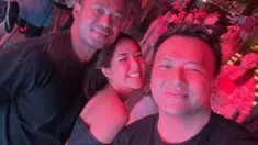 Wijaya Saputra alias Wijin bersama mantan kekasihnya, Gisella Anastasia dan seorang teman mereka di acara ulang tahun ke-40 Sammy Simorangkir. (Instagram @jaysforeal)