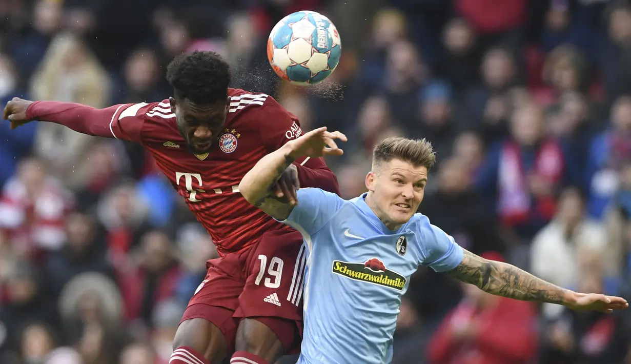 Alphonso Davies (kiri) pernah meraih gelar Liga Champions bersama Bayern Munchen di usia 19 tahun. Ia juga semakin dipercaya untuk menempati posisi bek kiri karena kecepatan dan akurasi umpan silang yang baik. Terbukti, ia telah mencatat 2 assist dari 5 laga fase grup. (AFP/Christof Stache)