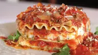 Seorang wanita menemukan bahan tak diduga-duga dalam hidangan lasagna makan siangnya, sebuah taring.