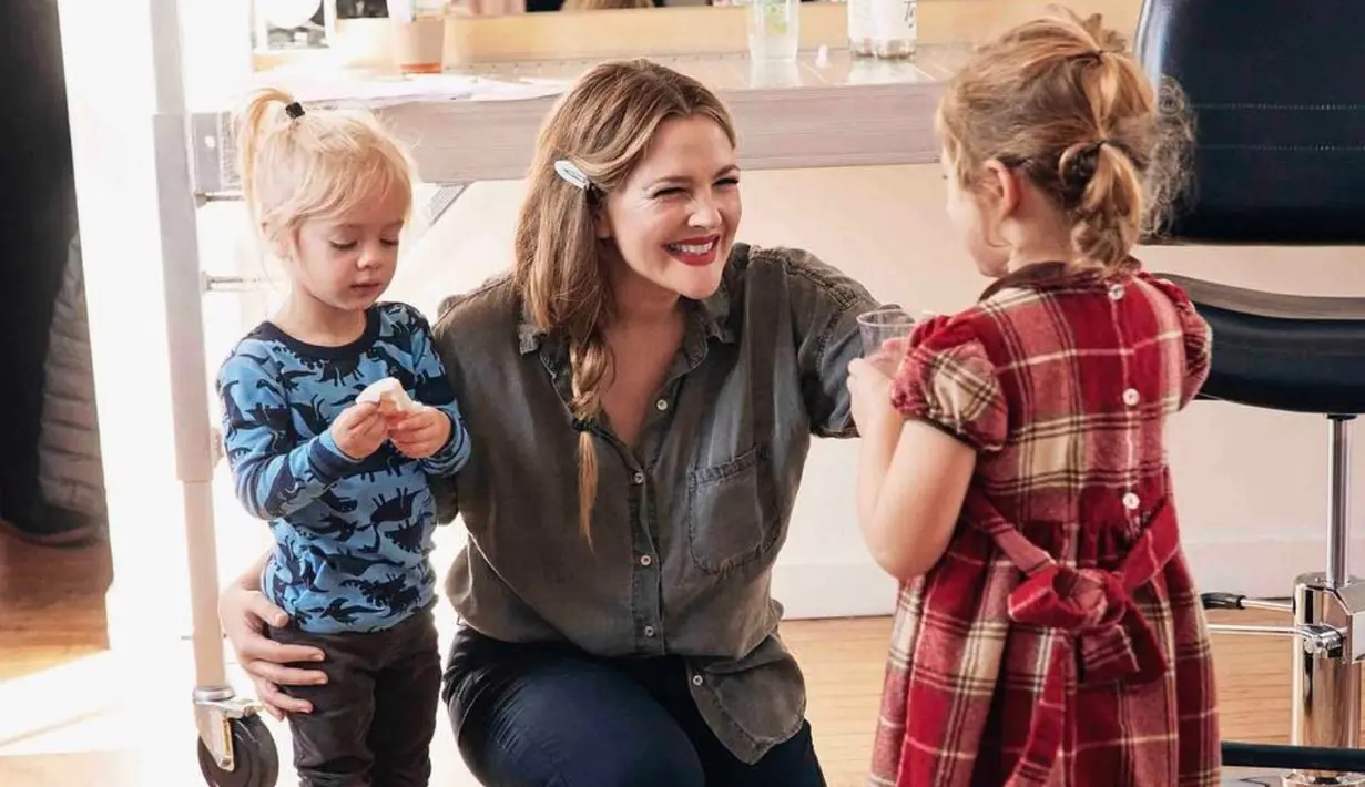 Drew Barrymore mengaku bahwa ia berhenti akting dalam beberapa tahun terakhir demi membesarkan anak-anaknya. (InStyle)