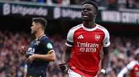 Gelandang Arsenal asal Inggris #07, Bukayo Saka, merayakan gol kedua tim dari titik penalti dalam pertandingan Premier League antara Arsenal dan West Ham United di Stadion Emirates, London, pada 4 Oktober 2025. (HENRY NICHOLLS/AFP)