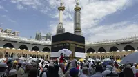 Tawaf ifadah dimulai sejak tengah malam pada hari Nahr yakni tanggal 10 Dzulhijah. Hal ini berdasarkan pendapat Imam Syafi&rsquo;i dan Imam Ahmad. (AP Photo/Amr Nabil)