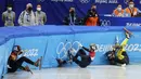 Ren Ziwei dari China (kiri), Brendan Corey dari Australia, dan Itzhak Laat dari Belanda (tengah) terjatuh di perempat final nomor 1.000 meter putra dalam kompetisi speedskating lintasan pendek di Olimpiade Musim Dingin 2022, Senin, 7 Februari 2022, di Beijing. (AP Photo/Natacha Pisarenko)