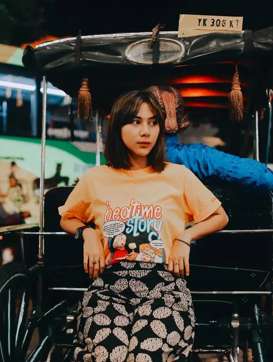 Kabar bahagia itu diketahui public pertamakali lewat tayangan di akun YouTube Adinda. Ia memang baru saja mengunggahnya sekitar satu minggu lalu. Melihat hal tersebut, tentu menarik perhatian banyak orang. (Instagram/adindathomas)