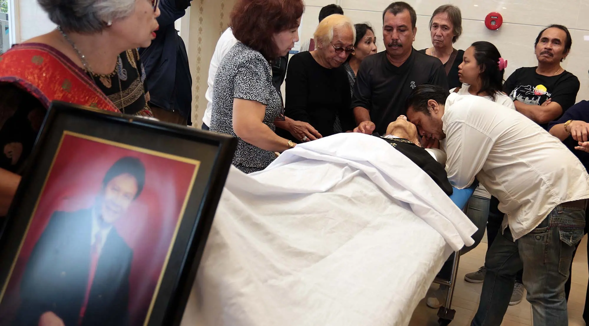 Isak tangis mewarnai rumah duka RS Dharmais Selasa (24/10). Kesedihan dari para pelawat yang hadir di rumah duka Benny Panjaitan. Pentolan grup band legendaris Panbers meninggal dunia dalam usia 70 tahun. (Deki Prayoga/Bintang.com)