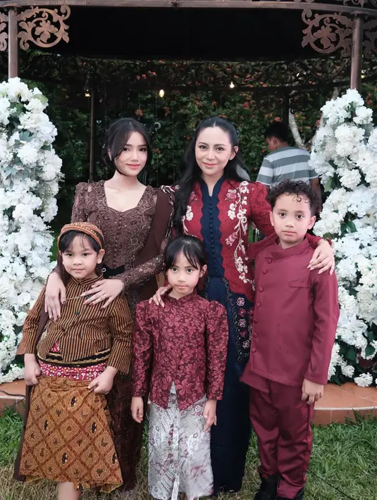 Tanpa sanggul, Rachel Vennya menata rambutnya dengan half updo yang manis dan makeup nude pink [@rachelvennya]