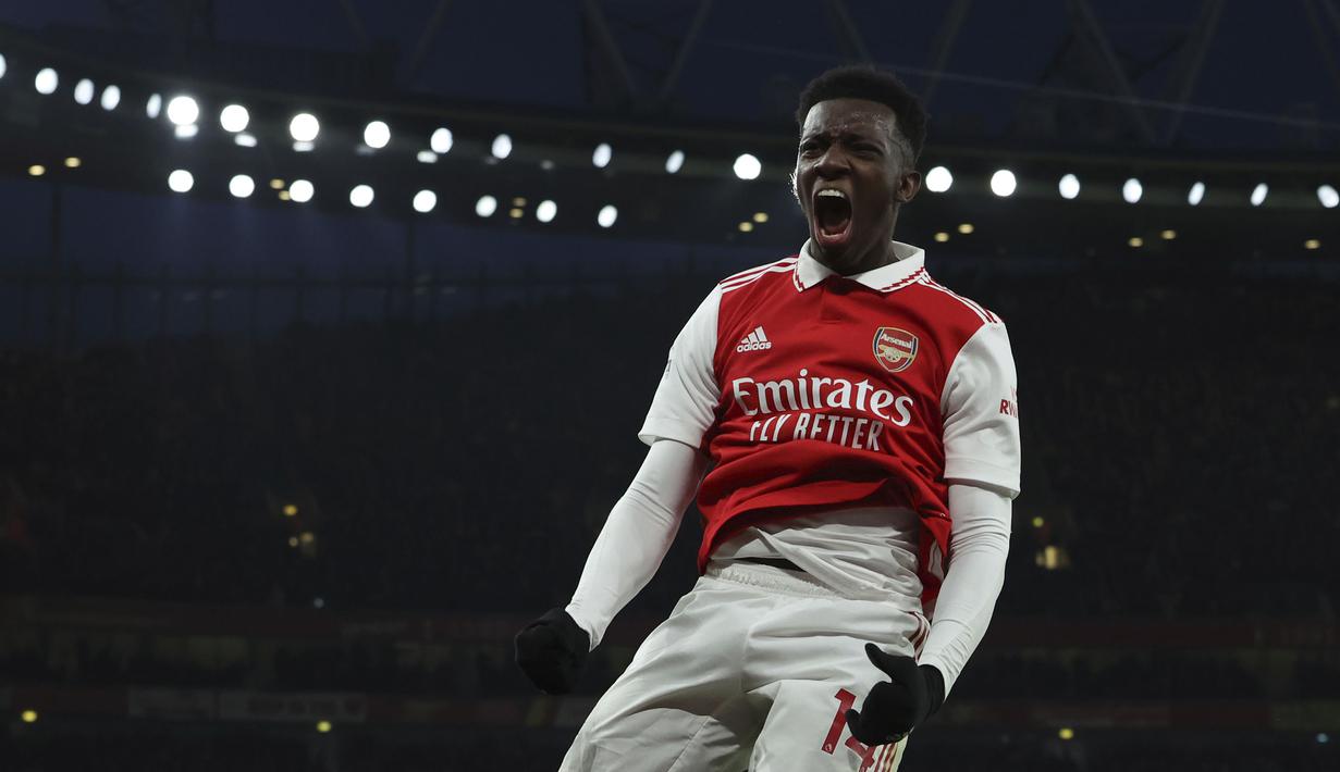 Pemain Arsenal, Eddie Nketiah melakukan selebrasi setelah mencetak gol pembuka timnya ke gawang Manchester United pada laga lanjutan Liga Inggris 2022/2023 yang berlangsung di Emirates Satdium, London, Minggu (23/01/2023). Arsenal berhasil menang dengan skor 3-2 atas Manchester United. (AP Photo/Ian Walton)