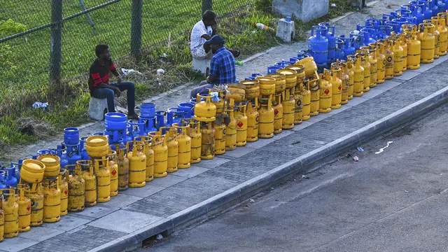 Antrean Panjang Tabung Gas Kosong di Tengah Krisis Sri Lanka