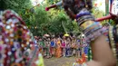 Para penari berpartisipasi dalam latihan tari 'Garba' menjelang festival 'Navratri' di Ahmedabad (5/10). 'Navratri' atau festival tari dimulai 10 Oktober 2018 dan memuncak dengan perayaan 'Dussehra'. (AFP Photo/Sam Panthaky)