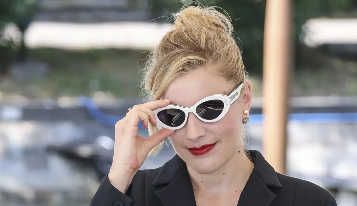 Greta Gerwig tiba untuk sesi pemotretan film 'White Noise' selama Festival Film Venesia edisi ke-79 di Venesia, Italia, Rabu (31/8/2022). Greta Celeste Gerwig merupakan seorang aktris, pemain teater, sutradara dan penulis naskah Amerika Serikat. (Photo by Vianney Le Caer/Invision/AP)