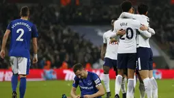 Gelandang Tottenham Hotspur Christian Eriksen merayakan golnya bersama rekan setimnya saat melawan Everton dalam pertandingan Liga Primer di Stadion Wembley, London (13/1). (AFP Photo/Ian Kington)
