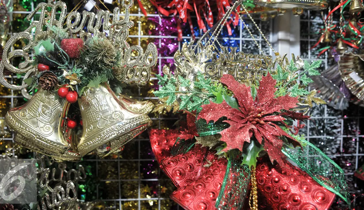 Pernak-pernik Natal yang dijajakan di kawasan Pasar Baru, Jakarta, Kamis (15/12). Jelang perayaan Na¬tal 25 Desember 2016 mendatang, se¬jumlah toko pernak-pernik natal mulai ra¬mai dikunjungi pembeli.(Liputan6.com/Yoppy Renato)