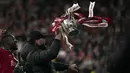 Skor 11-10 membuat The Reds keluar sebagai juara. Hasil tersebut membuat Jurgen Klopp berhasil mempersembahkan trofi Carabao Cup untuk yang pertama kalinya bagi Liverpool. (AP/Alastair Grant)