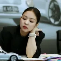 Melihat outfit effortless Jennie BLACKPINK saat merilis mobil rancangannya (instagram/Porsche.korea)