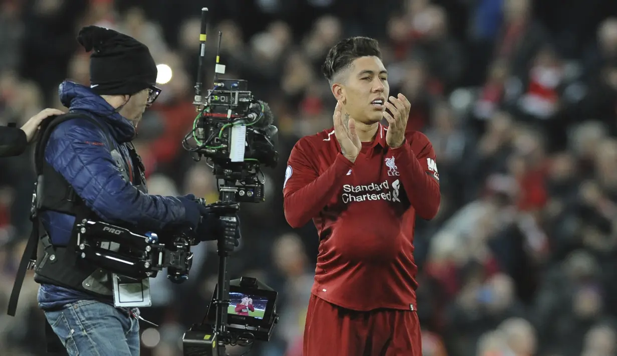 Striker Liverpool, Roberto Firmino, menyapa suporter usai mengalahkan Arsenal pada laga Premier League di Stadion Anfield, Liverpool, Sabtu (29/12). Liverpool menang 5-1 atas Arsenal. (AP/Rui Veira)