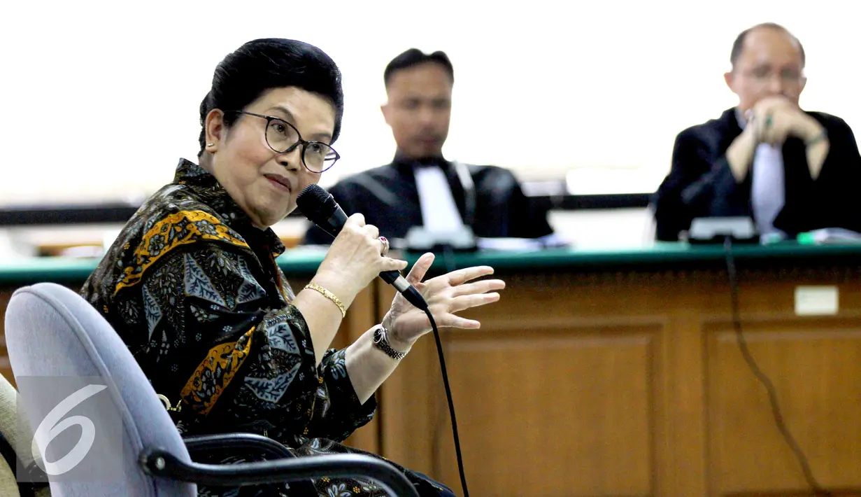 Eks Menkes, Siti Fadilah Supari menjadi saksi di persidangan kasus korupsi pengadaan alat kesehatan untuk penanganan wabah flu burung tahun 2006, Jakarta, Rabu (9/9/2015). Dalam kasus ini, Siti juga berstatus sebagai tersangka. (Liputan6.com/Helmi Afandi)