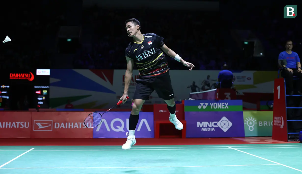 <p>Tunggal putra Indonesia, Jonatan Christie melepas bola yang diarahkan wakil China, Lu Guang Zu pada laga babak 32 besar Indonesia Masters 2024 di Istora Senayan, Jakarta, Rabu (24/1/2024). Jonatan Christie kalah rubber game 21-19, 19-21 dan 19-21. (Bola.com/M Iqbal Ichsan)</p>