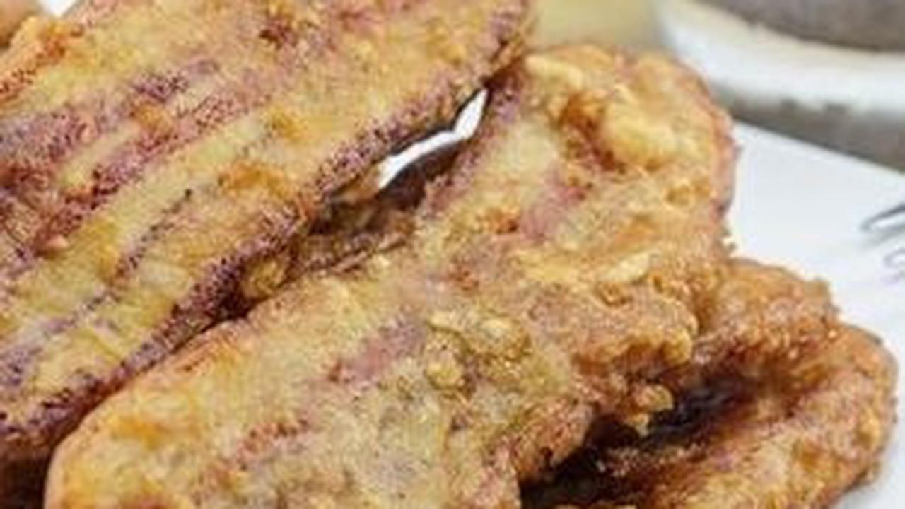 CARA MEMBUAT :
1. Campurkan semua bahan adonan, aduk rata
2. Masukkan pisang lalu goreng hingga kecoklatan, angkat lalu tiriskan
3. Sajikan dengan parutan keju dan taburan gula palm