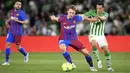 <p>Pemain Real Betis Andres Guardado (kanan) berebut bola dengan pemain Barcelona Frenkie de Jong pada pertandingan sepak bola La Liga Spanyol di Stadion Benito Villamarin, Seville, Spanyol, 7 Mei 2022. Barcelona menang 2-1. (AP Photo/Jose Breton)</p>