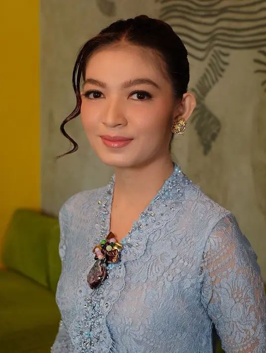 Dalam acara HUT Dekranas beberapa waktu lalu, Selvi Ananda juga kedapatan memakai kebaya brokat baby blue yang dipadukan dengan bros silver. [@antoniusanungmakeup].
