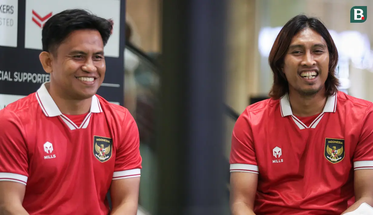 Trophy Tour Piala AFF 2022 di Indonesia itu juga turut mengundang dua legenda Timnas Indonesia, yaitu Ilham Jaya Kesuma (kiri) dan Budi Sudarsono. Mereka diketahui merupakan pencetak gol terbanyak pada edisi 2004 dan 2008. (Bola.com/Bagaskara Lazuardi)