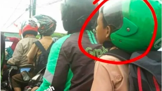Nyeleneh, 8 Tingkah Kocak Penumpang Ojek Online Saat Pakai Helm