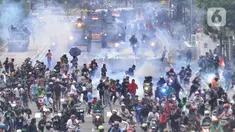 Petugas Brimob Polri menembakkan gas air mata untuk membubarkan massa usai terjadi lemparan batu di Jalan MH Thamrin, Jakarta, Selas (13/10/2020). Massa pengunjuk rasa yang menolak Omnibus Law akhirnya dibubarkan aparat. (merdeka.com/Arie Basuki)