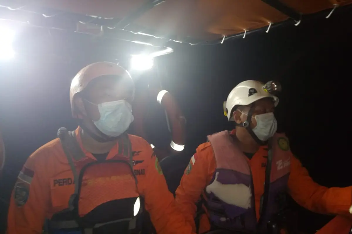 Basarnas Bali saat Menyelamantkan 2 Pengendara Jetski yang Kehabisan BBM