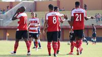 Madura United saat uji coba melawan Selangor FA di Stadion Gelora Ratu Pamelingan, Pamekasan (4/9/2018). (Bola.com/Aditya Wany)