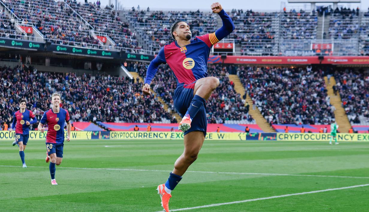 Raksasa La Liga Barcelona pesta gol ke gawang Real Sociedad di laga pekan ke-26 Liga Spanyol 2024/2025 di Estadi Olimpic Lluis Companys, Minggu (02/03/2025) malam WIB. (AP Photo/Joan Monfort)