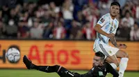 Argentina membuka peluang di menit ke-9 lewat Joaquin Correa. Tembakannya dari jarak dekat masih mampu ditepis kiper Paraguay, Anthony Silva. (AP/Jorge Saenz)