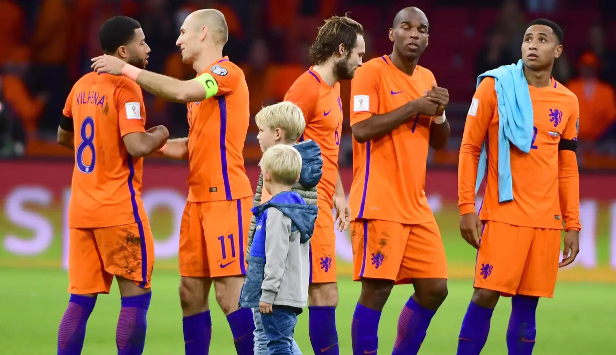 Arjen Robben (2kiri) memberikan semangat kepada rekan setimnya usai laga melawan Swedia pada kualifikasi Piala Dunia 2018 grup A di Amsterdam Arena, Amsterdam (10/10/2017). Belanda menang 2-0 namun kalah selisih gol dari Swedia. (AFP/Emmanuel Dunand)