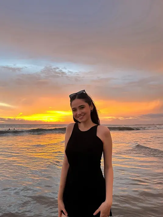 Beginilah potret Syifa Hadju saat berpose berlatar sunset, penampilan Syifa ini dipuji netizen tetap cantik meski cahaya di sekitar yang minim. (Liputan6.com/IG/@syifahadju)