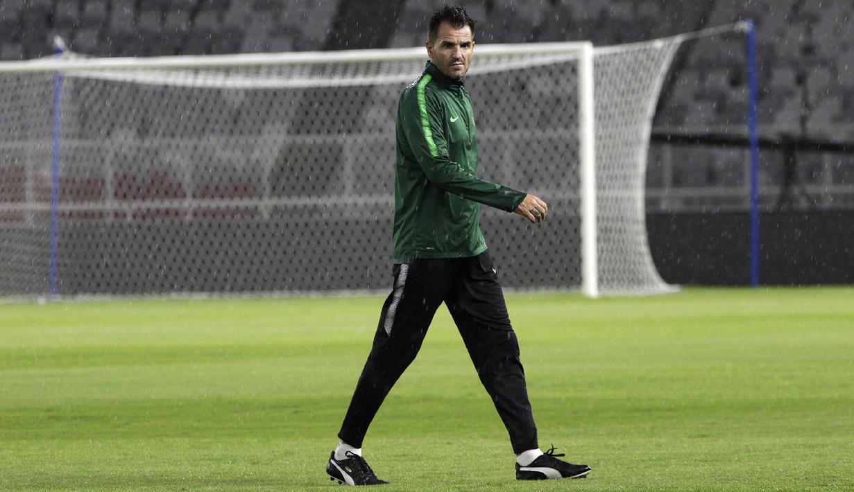 Pelatih Timnas Indonesia, Simon McMenemy, mengamati pemainnya saat latihan di SUGBK, Jakarta, Jumat (14/6). Latihan ini persiapan jelang laga persahabatan melawan Vanuatu. (Bola.com/Yoppy Renato)