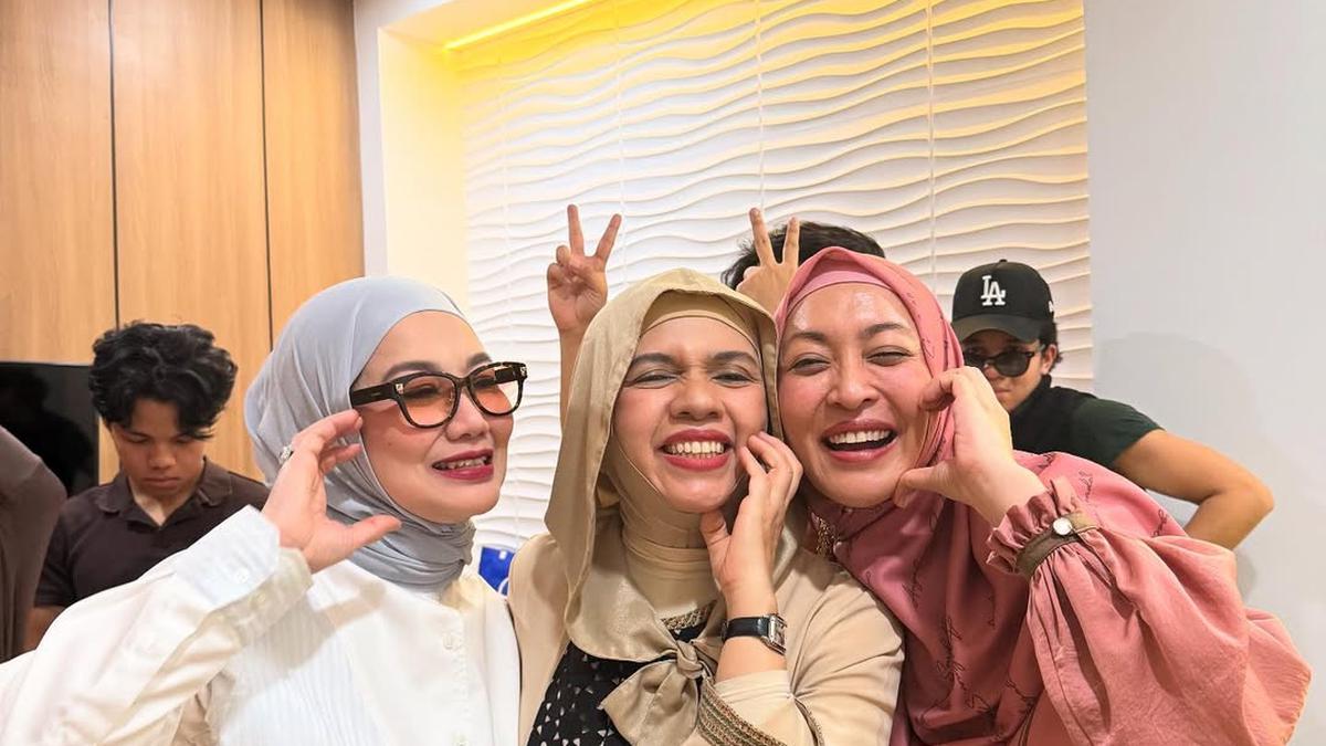 Outfit Geni Faruk saat Jenguk Aaliyah Massaid, Tampil Memukau dengan Gamis