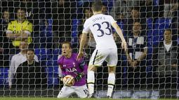 Kartu merah yang diterima kiper Tottenham saat menghadapi menghadapi Asteras Tripolis, membuat Harry Kane berubah posisi menjadi kiper. Tugas pertamanya, menerima tembakan bebas lawan. (Foto: AP/Kirsty Wigglesworth)