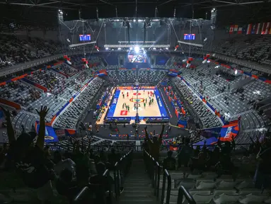 Sejumlah pengunjung di tribun kategori 5 memberikan dukungan saat laga Grup G Piala Dunia FIBA 2023 antara Iran melawan Brasil di Indonesia Arena, Senayan, Jakarta, Sabtu (26/08/2023). (Bola.com/Bagaskara Lazuardi)