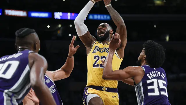 Aksi LeBron James saat Lakers melawan Kings di pramusim NBA