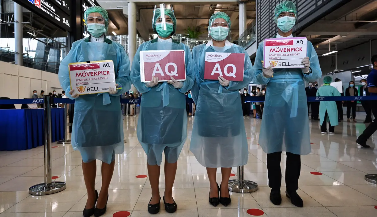 Staf dengan alat pelindung diri (APD) di Bandara Internasional Suvarnabhumi berlatih prosedur untuk pembukaan kembali Thailand, di Bangkok, Rabu (27/10/2021). Mulai 1 November, Thailand akan mulai dibuka kembali tanpa persyaratan karantina untuk yang divaksinasi penuh. (Lillian SUWANRUMPHA/AFP)