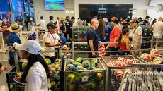 Ratusan suporter memadati FIFA Store di MetLife Stadium, East Rutherford, New Jersey, Amerika Serikat, untuk berburu merchandise resmi Piala Dunia 2026 menjelang laga fase grup Prancis melawan Senegal. Berbagai produk seperti bola resmi pertandingan, jersey, syal, hingga aksesori tim nasional menjadi incaran para penggemar dari berbagai negara. Antusiasme tinggi membuat area toko dipenuhi pengunjung yang rela mengantre demi mendapatkan suvenir resmi turnamen. (KLY Sports/Hery Kurniawan)
