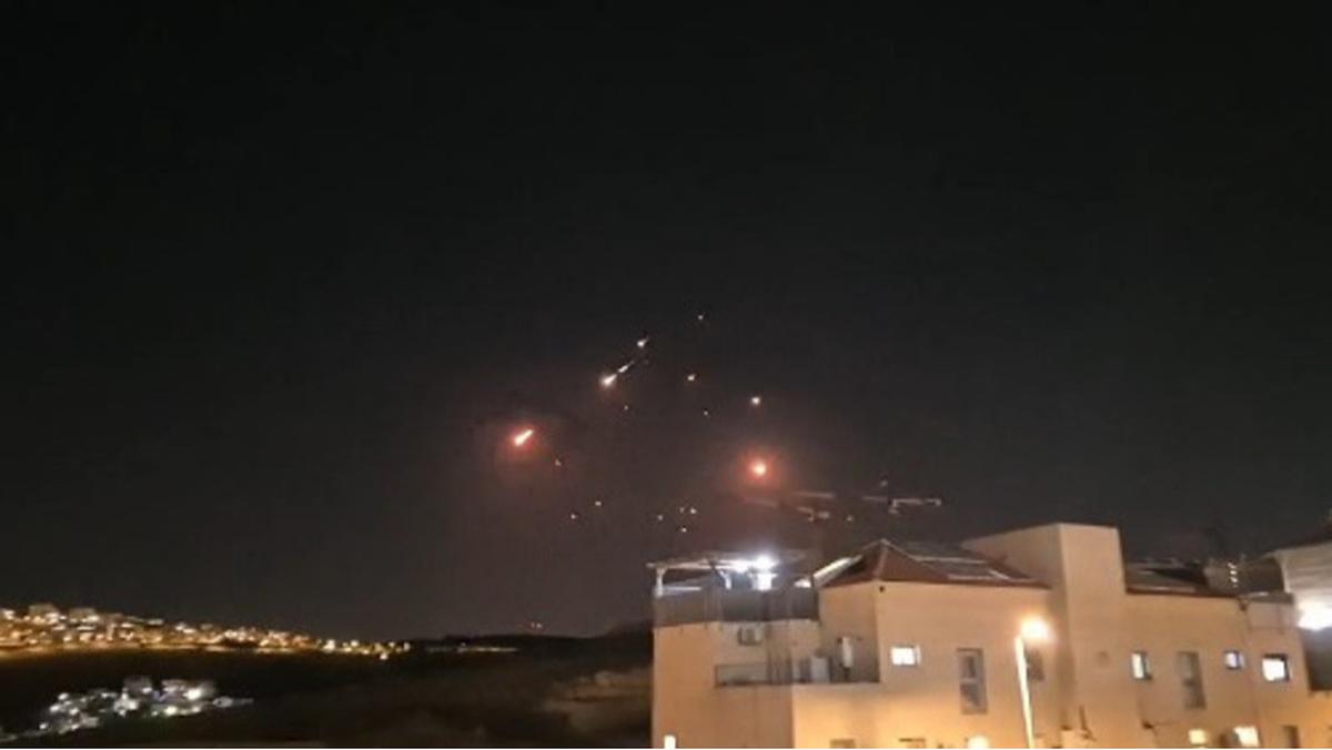 Iran Kembali Tembakkan Serentetan Rudal ke Israel Hancurkan Kilang Minyak Terbesar, Satu Orang Tewas dan 100 Terluka