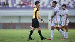 Wasit Ko Hyung-jin memberikan isyarat kepada pemain Borneo FC saat laga lanjutan BRI Super League 2025/2026 antara Persita melawan Borneo di Indonesia Arena, Tangerang, Banten, Jumat (09/01/2026). (Bola.com/Bagaskara Lazuardi)