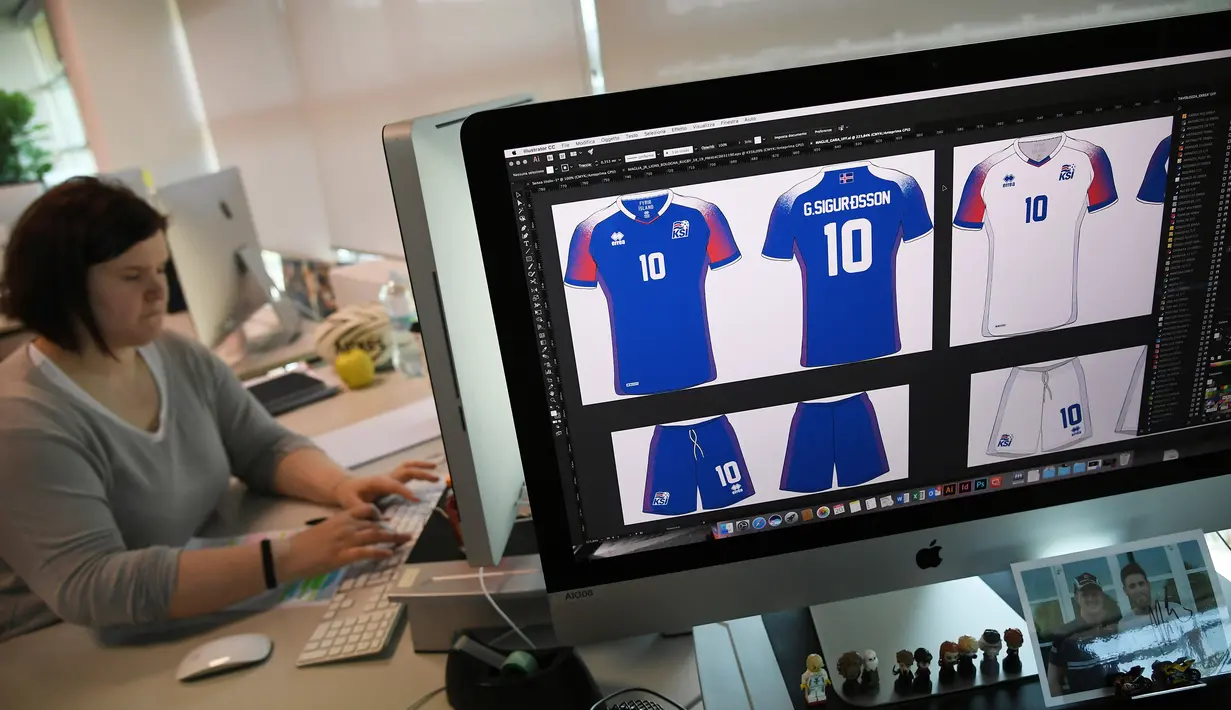 Seorang pekerja saat mendesain seragam timnas Islandia di Torrile, dekat Parma, Italia Utara, (20/4). Seragam timnas Islandia ini merupakan rancangan perusahaan apparel olahraga asal Italia. (AFP Photo/Marco Bertorello)