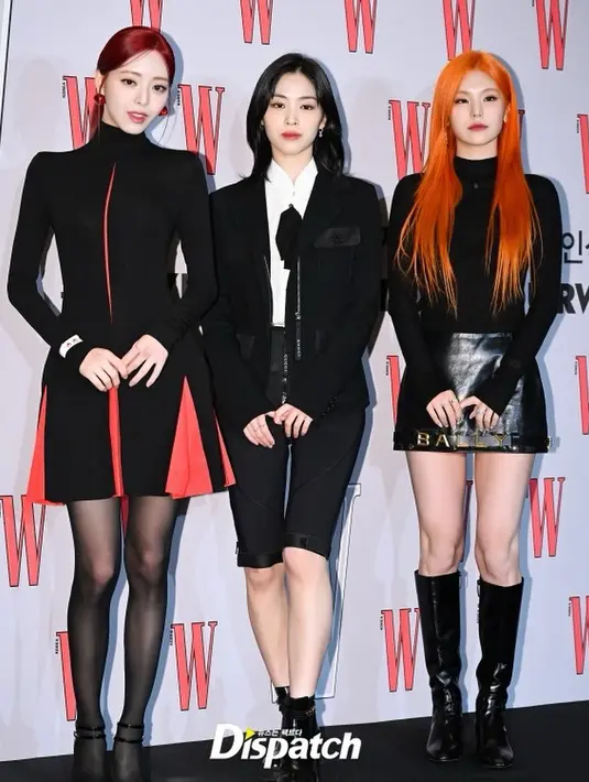 Member ITZY juga turut hadir. Yeji dengan top dan skirt dari Bally, Yuna dengan gaun Ferragamo, dan Ryujin dengan blazer dan shorts dari Gucci.  [Instagram]