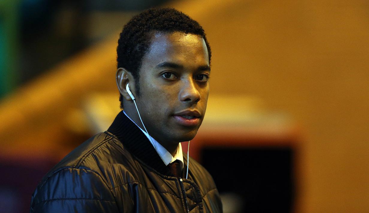 Kasus tersebut dilakukan bersama rekannya, Ricardo Falco. Vonis 9 tahun dijatuhkan pada 2017, namun pihak Robinho meminta banding dan baru saja ditolak oleh Pengadilan Roma dengan keputusan inkrah atau final. Dengan aturan hukum ekstradsi, Robinho akan menjalani hukuman di Brasil. (AFP/Ian MacNicol)