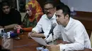Raffi Ahmad (kanan) berbicara kepada pers dalam rangka meminta maaf karena dianggap telah menghina profesi wartawan di kantor Persatuan Wartawan Indonesia (PWI) Pusat di Gedung Dewan Pers, Jakarta, (4/11/2015). (Liputan6.com/Herman Zakaria)