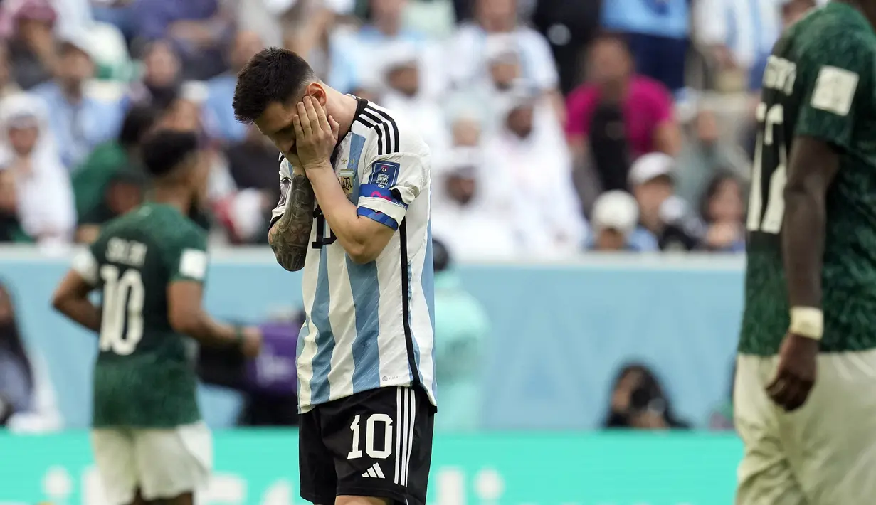Lionel Messi lebih banyak terlihat menundukkan kepalanya dalam pertandingan tersebut. (AP Photo/Natacha Pisarenko)