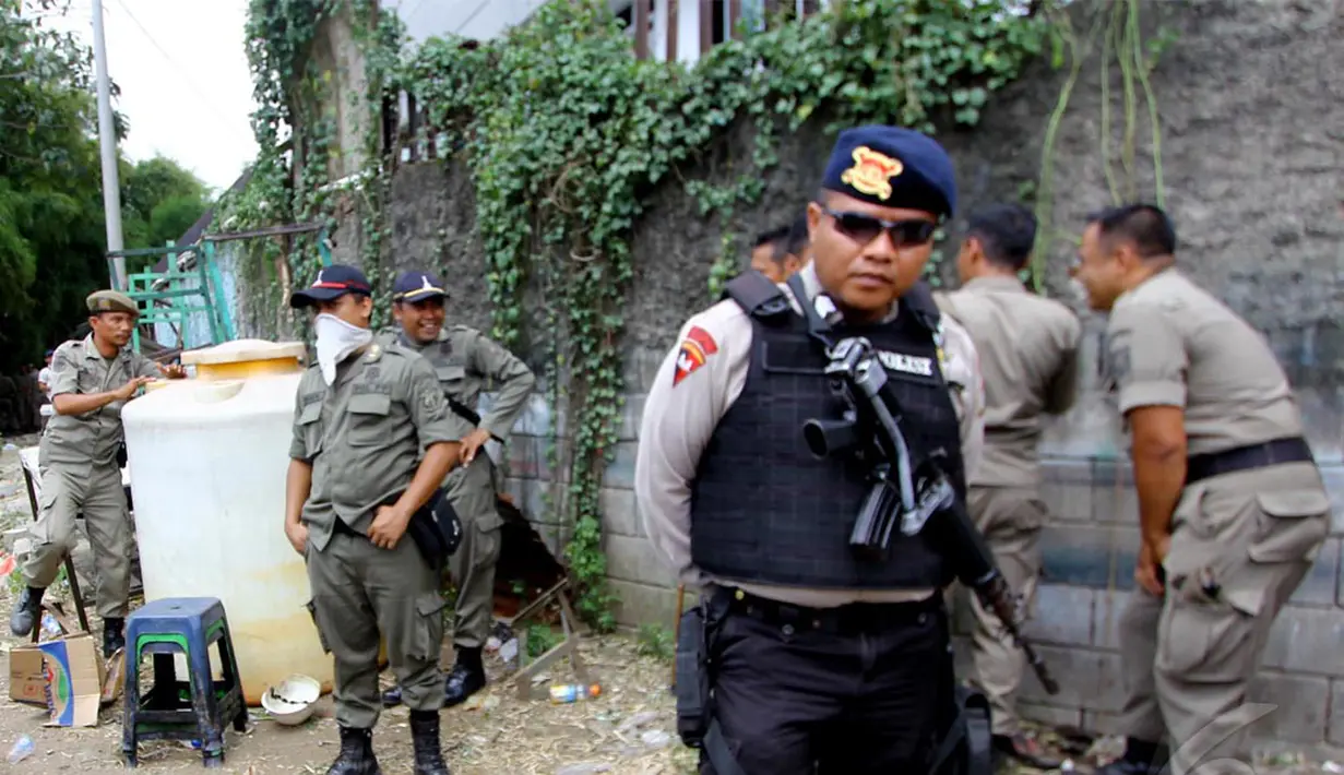 Sekitar 300 pasukan gabungan dari TNI, Brimob, Polri, dan Satpol PP melakukan pembongkaran 60 bangunan liar guna menanggulangi banjir, Jakarta, Rabu (7/5/2014) (Liputan6.com/Johan Tallo).